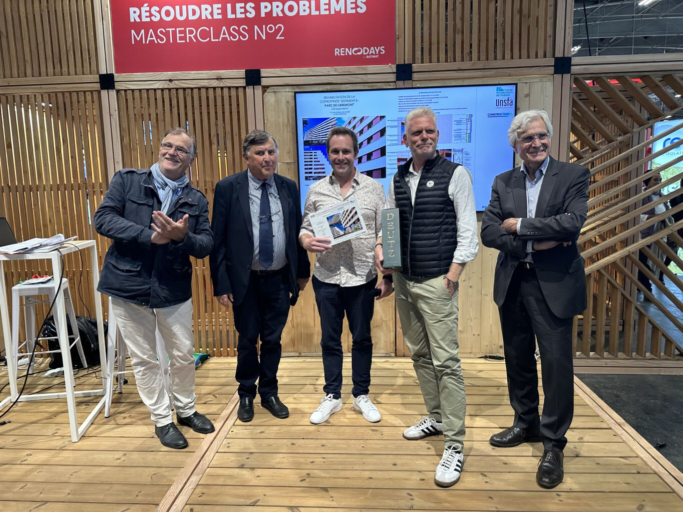 Alexandre Scalabrino et Jean-Christophe Matt, architectes fondateurs et Julien Masson, directeur de projet de l'agence A.Com'Architectes ont remporté l'un des Prix de la requalification architecturale de copropriétés pour le projet "Bâtiment B, parc de Libremont" à Malzéville. © CAH/UNSFA