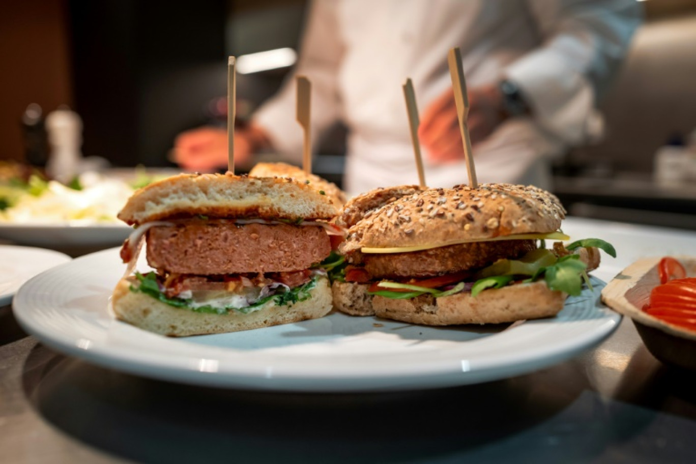 Des burgers à base d'alternative végétal à la viande présentés au siège du groupe suisse Firmenich, l'un des principaux fabricants d'arômes au monde, à Satigny près de Genève, le 30 juin 2021 © Fabrice COFFRINI
