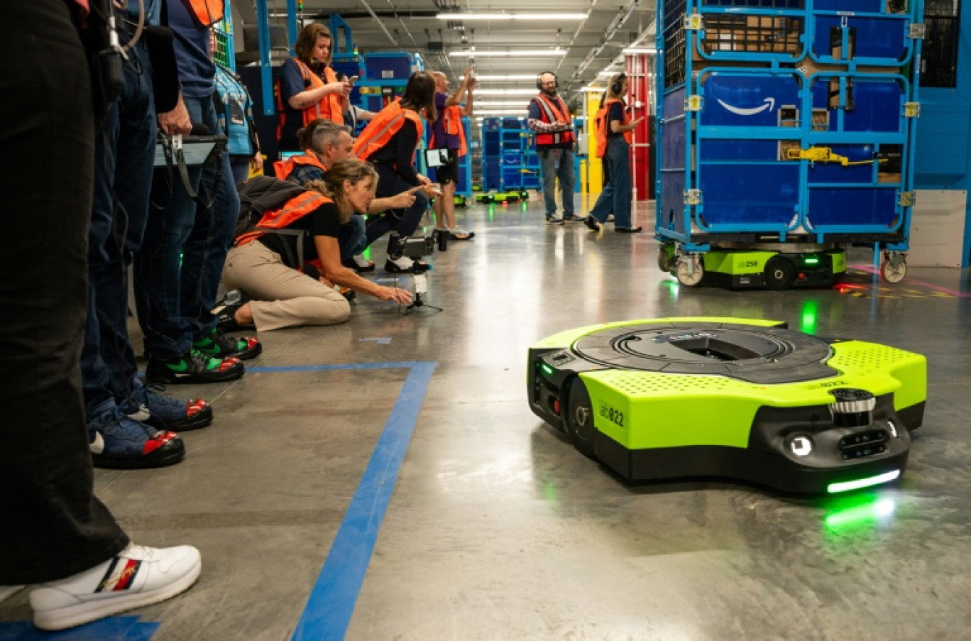 Un robot autonome Proteus, qui sert à emmener des chariots, passe devant des journalistes au centre logistique MQY1 d'Amazon le 9 octobre 2024 à Mt. Juliet, dans le Tennessee © SETH HERALD