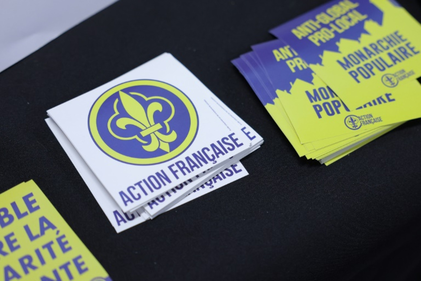 Des autocollants portant le logo du mouvement monarchiste français d'extrême droite Action française lors de leur réunion intitulée "La France en danger", à Paris, le 13 mai 2023 © Thomas SAMSON