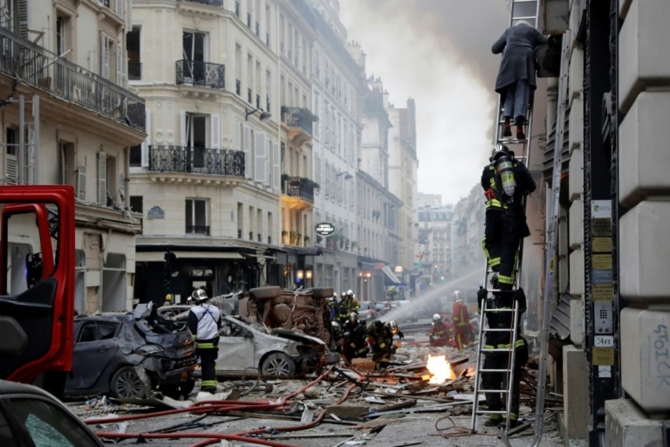 Une femme secourue par des pompiers après l'explosion dans la rue de Trévise à Paris, le 12 janvier 2019 © Thomas SAMSON
