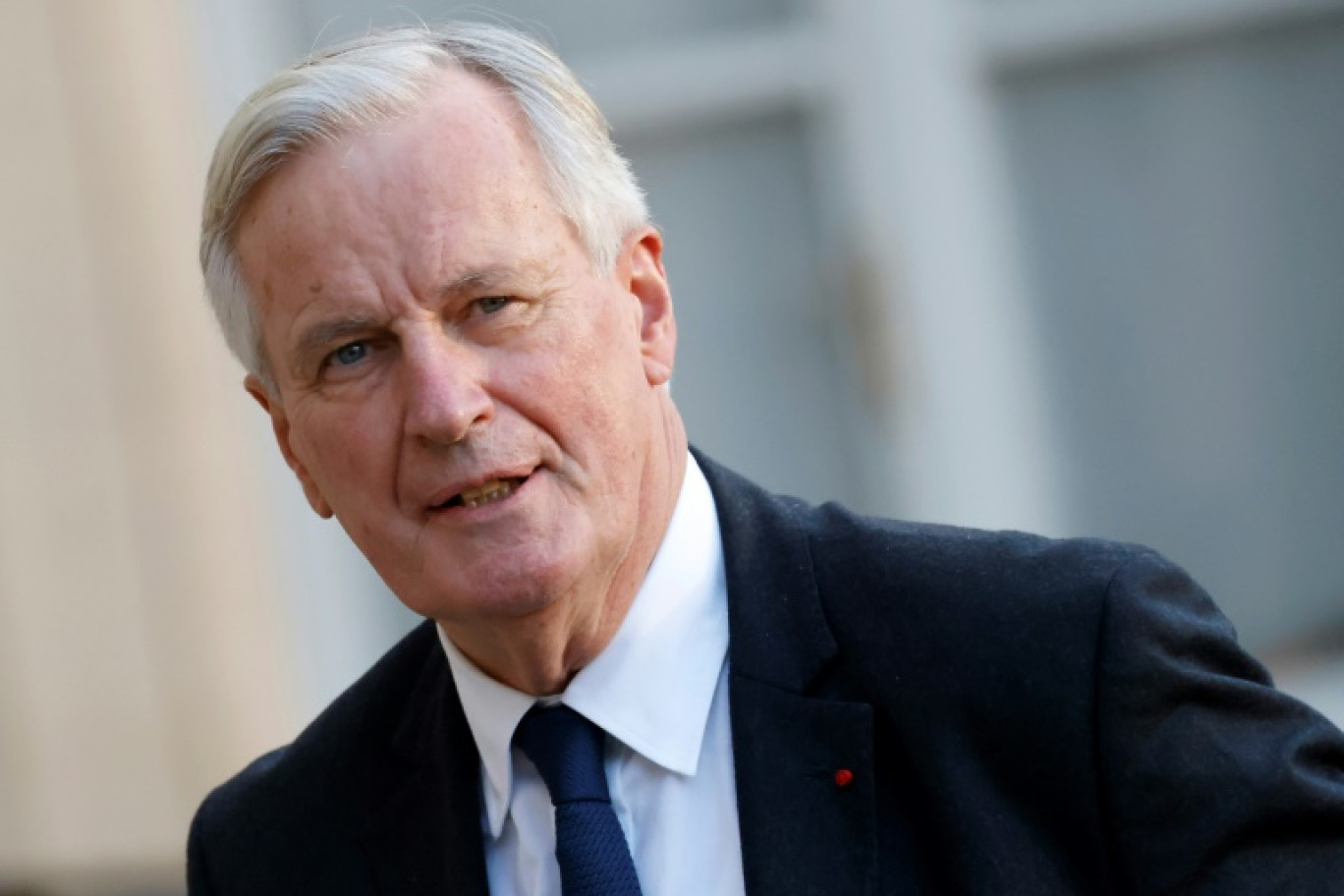 Le Premier ministre français Michel Barnier (c) arrive à la frontière franco-italienne pour une visite consacrée à l'immigration, le 18 octobre 2024 à Grimaldi © Valery HACHE