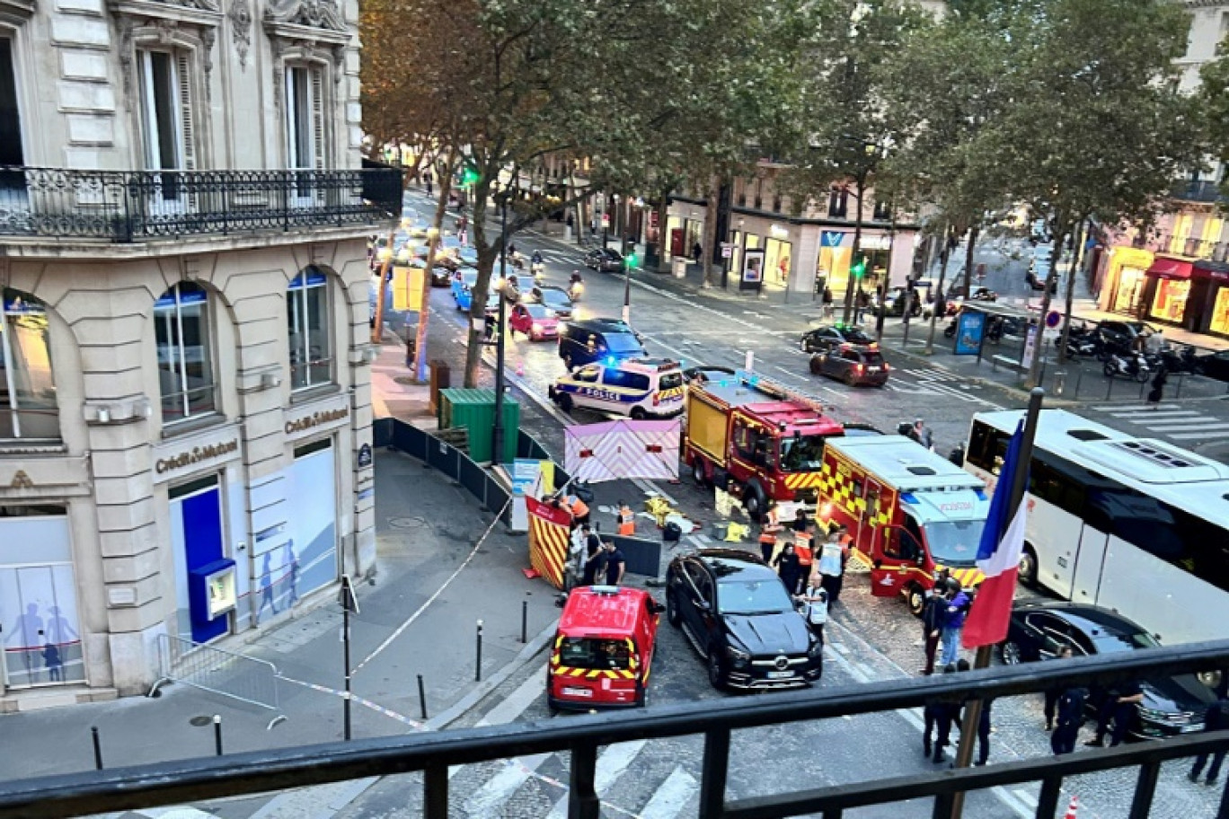 Des équipes de secours sur les lieux où un cycliste est mort écrasé par une voiture après un différend avec son conducteur, le 15 octobre 2024 à Paris © Veronique Lagarde