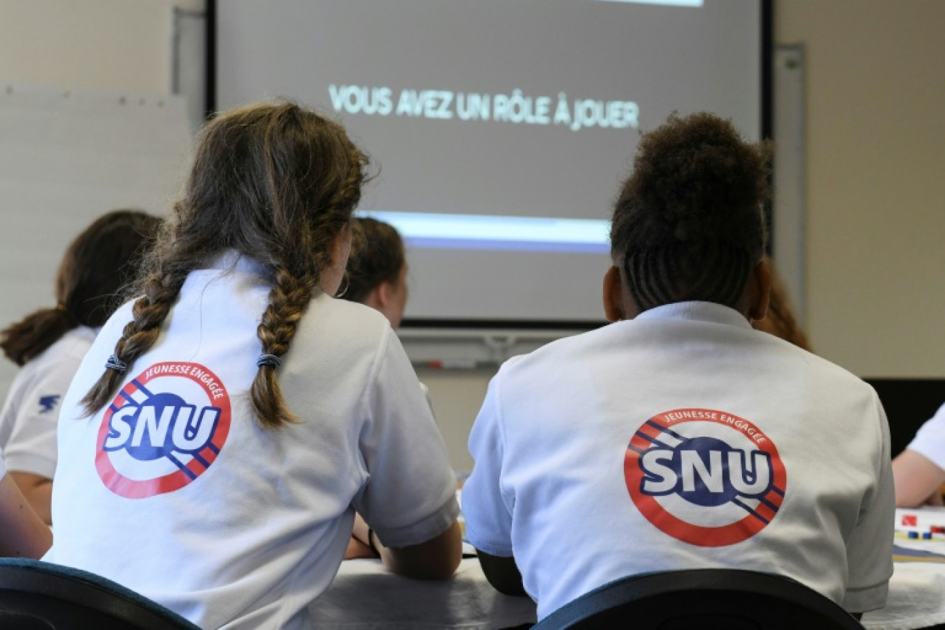 Des jeunes du SNU (Service national universel) regardent un film sur la base aérienne 116 de Luxeuil-Saint Sauveur, en Haute-Saône, le 24 juin 2019 © SEBASTIEN BOZON