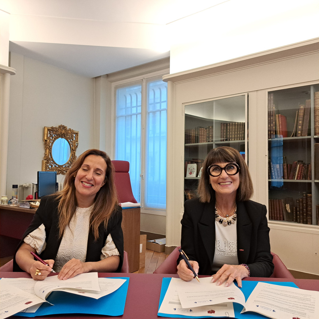 Crédit : Anne DAUBREE De gauche à droite, Inès Mesmar, la présidente de La Fabrique nomade, celle de la bijouterie (UFBJOP), Bernadette Pinet,