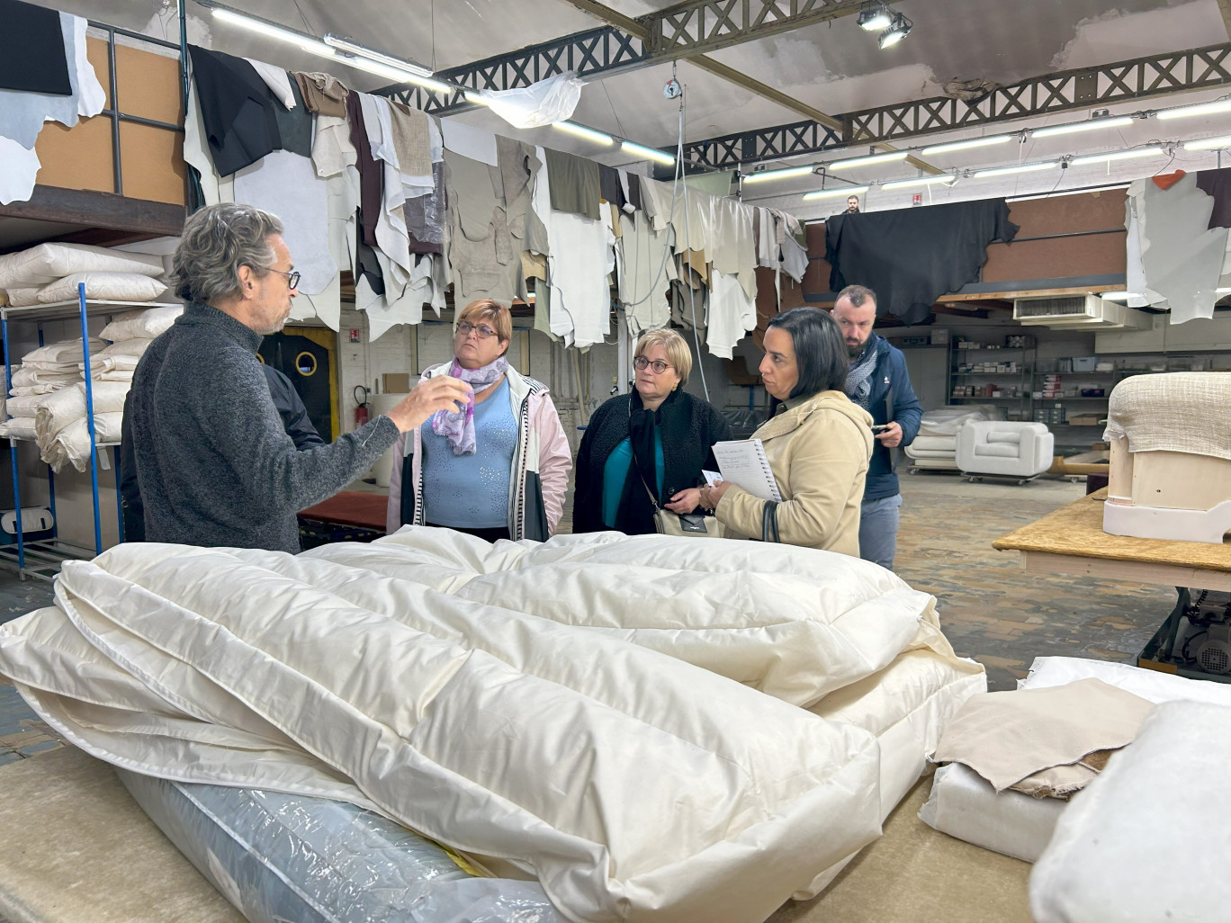 Les élus ont débuté par une visite au cœur de l’atelier d’Aura, une entreprise spécialisée dans la fabrication d’ameublement de luxe. © Aletheia Press / L.Péron
