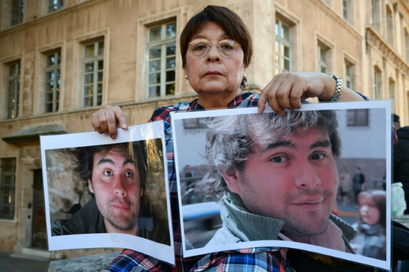 Liliana Lalonde, mère de Julien, tué dans l'effondrement de deux immeubles de la rue d'Aubagne, montre des photos de son fils, le 1er novembre 2024 à Marseille © Christophe SIMON