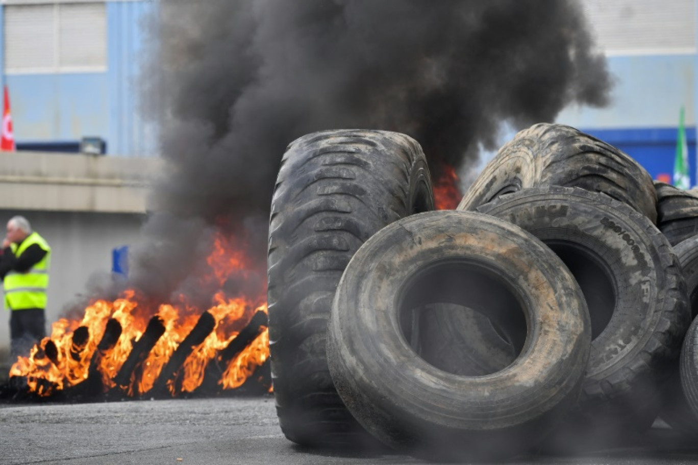 Des pneus brûlent devant l'usine Michelin de Cholet, dans le Maine-et-Loire, où les salariés sont mobilisés contre la fermeture annoncée du site, le 5 novembre 2024 © JEAN-FRANCOIS MONIER