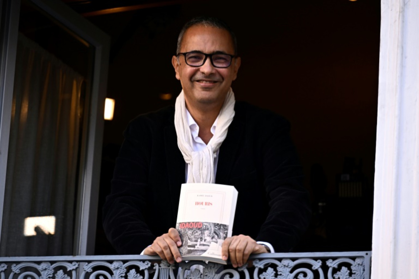 L'écrivain franco-algérien Kamel Daoud, Goncourt 2024 pour son roman "Houris", à la fenêtre du restaurant Drouant à Paris après avoir reçu le prix le 4 novembre 2024 © JULIEN DE ROSA