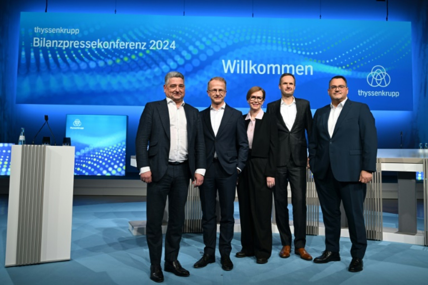 Les dirigeants du groupe Thyssenkrupp, dont le PDG Miguel Lopez (à gauche), lors de la conférence annuelle de résultats, à Essen dans l'ouest de l'Allemagne, le 19 novembre 2024 © Ina FASSBENDER