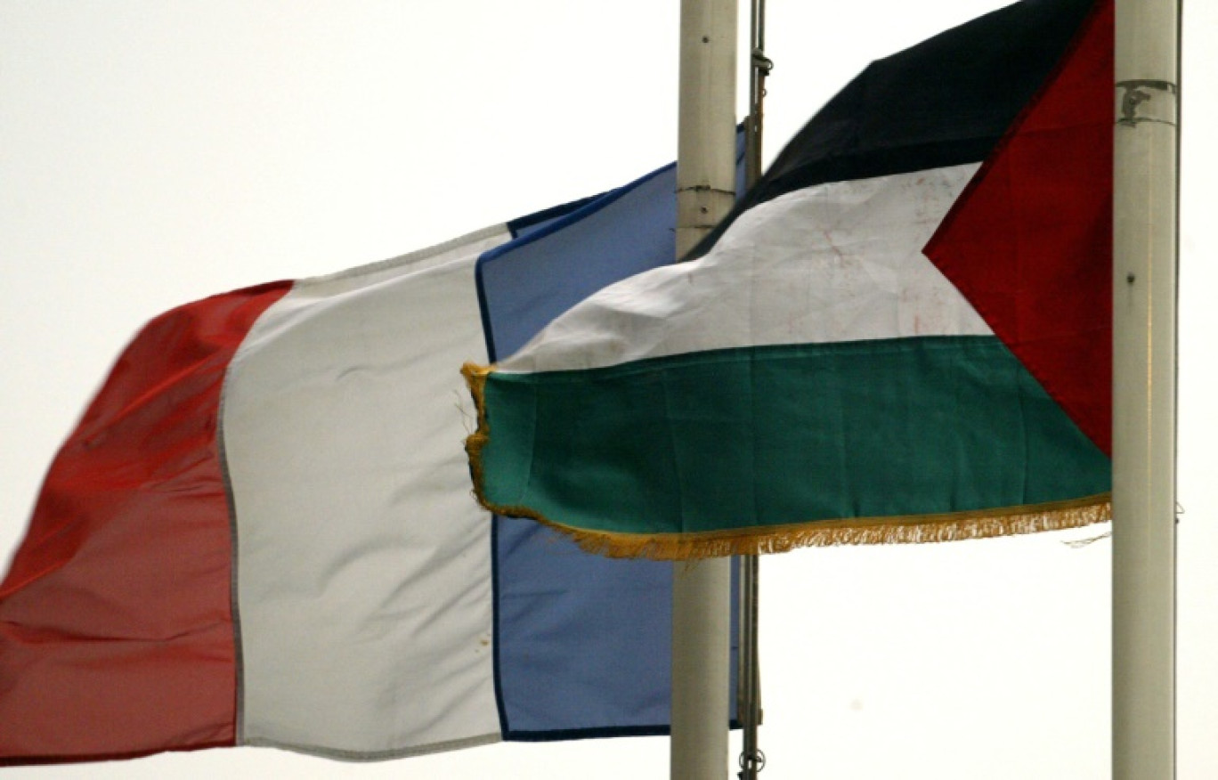 Les drapeaux français et palestinien hissés lors d'une cérémonie d'hommage au défunt dirigeant palestinien Yasser Arafat, le 11 novembre 2004 à l'aéroport militaire de Villacoublay, en région parisienne © GUY ANDRIEU