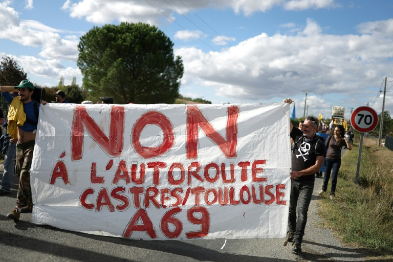 La députée Anne Stambach-Terrenoir s'exprime devant les manifestants, opposés à la construction de l'autoroute A69, rassemblés devant l'audience du tribunal administratif de Toulouse pour protester contre la construction de l'autoroute A69 © Lionel BONAVENTURE