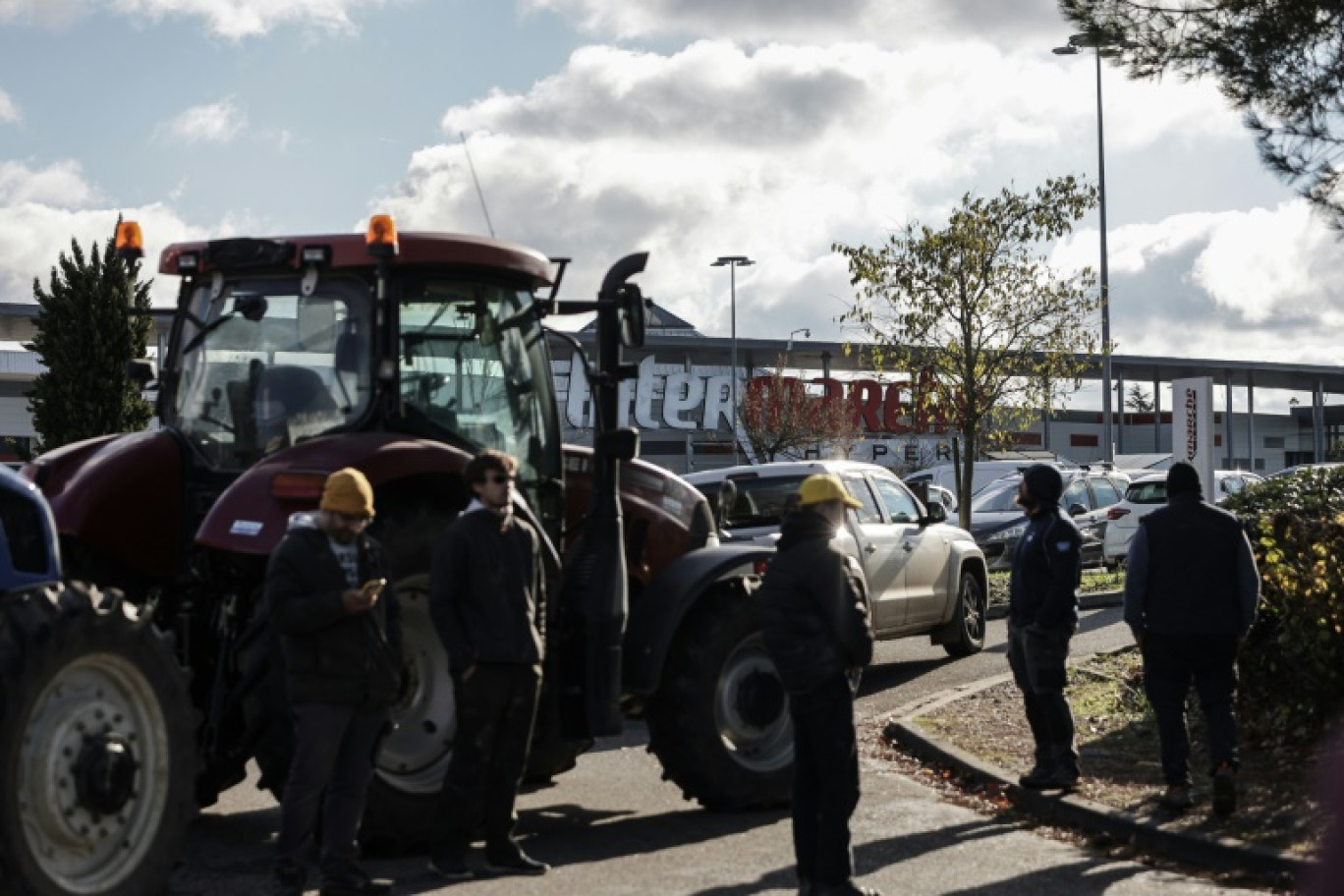 Des agriculteurs de la Coordination rurale manifestent à Agen en face d'un supermarché à Agen, le 22 novembre 2024 © Thibaud MORITZ