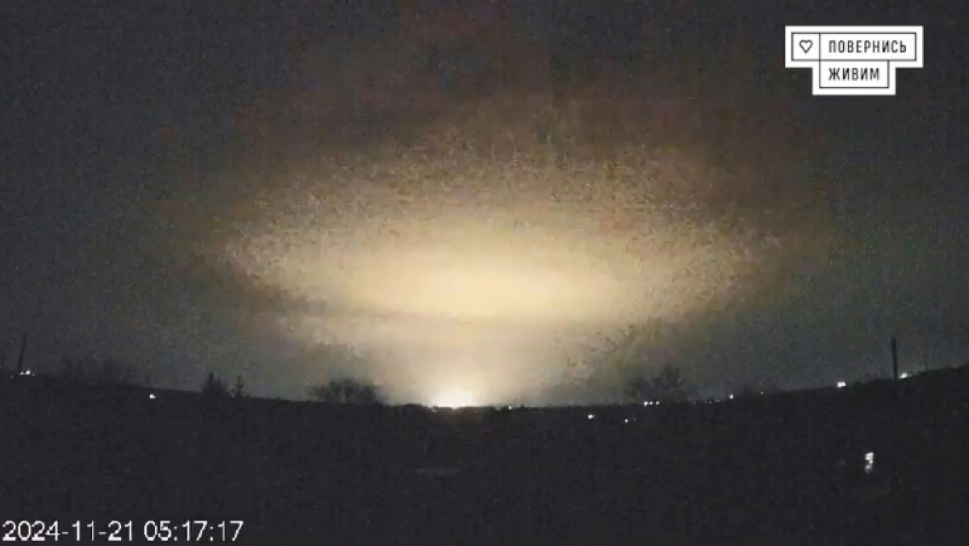 Photo diffusée par les services d'urgence ukrainiens, le 28 novembre 2024, de pompiers luttant contre un incendie à la suite d'une frappe de missile dans la région de Lviv © Handout