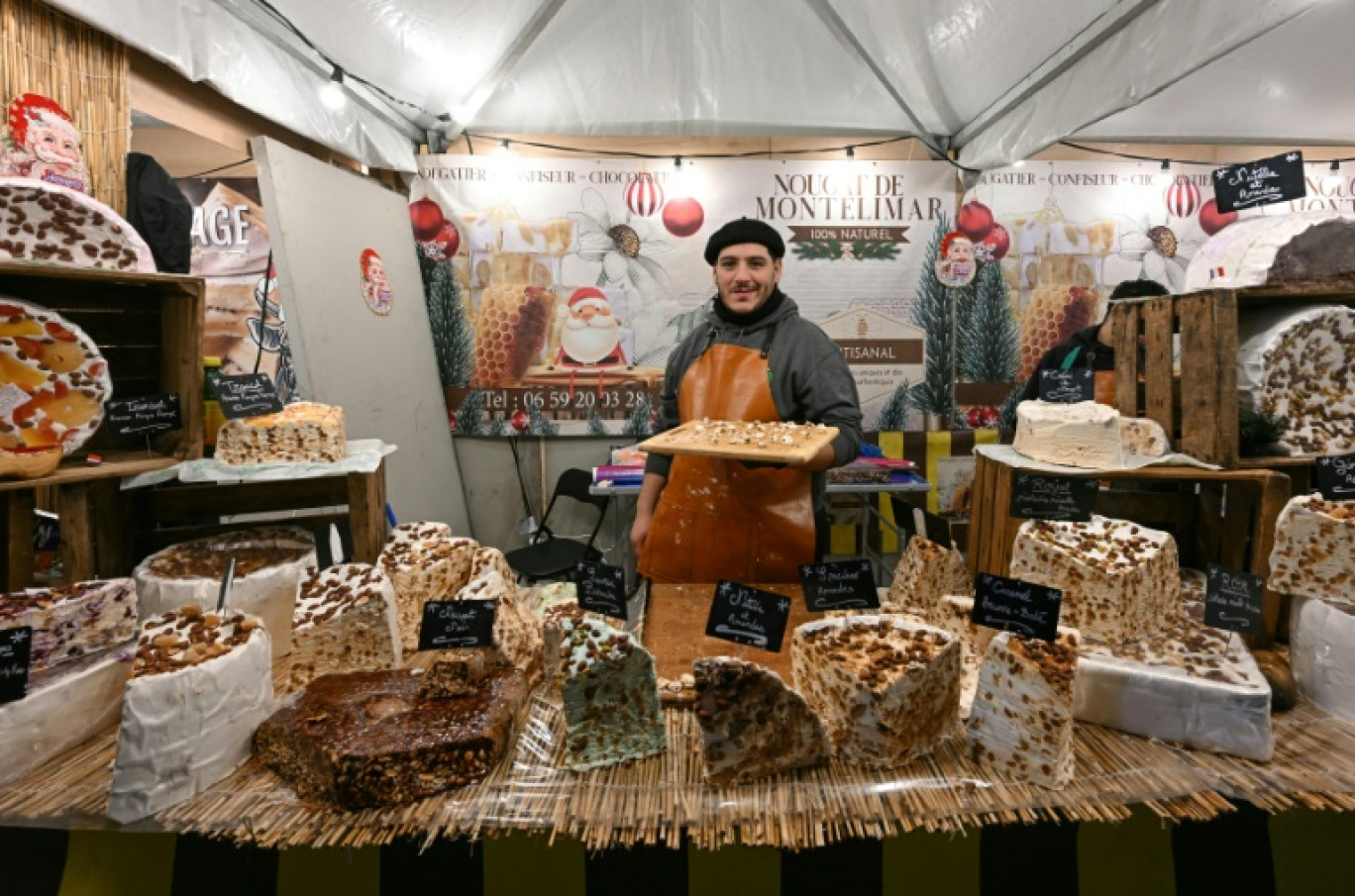 Des paquets de nougat vendus dans une boutique d'aire d'autoroute, près de Valence, en juillet 2015. Le nougat de Montélimar, confiserie emblématique de cette ville de la Drôme, bénéficie désormais d'une indication géographique protégée (IGP) © PHILIPPE DESMAZES