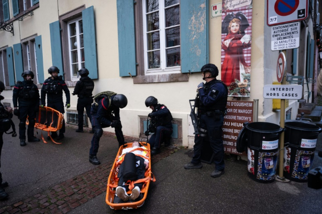 Des pompiers s'occupent d'un volontaire jouant le rôle d'une victime lors d'un exercice simulant une attaque terroriste, le 28 novembre 2024 à Eguisheim, dans le Haut-Rhin © SEBASTIEN BOZON