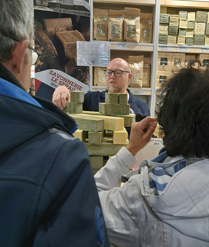 Les savonneries qui fabriquent leurs produits sont nombreuses à exposer et vendre leurs savons- parfois à la découpe – sur le salon. (c) Anne DAUBREE