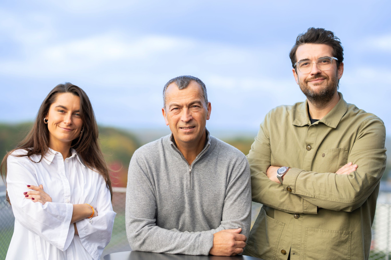 © Guillaume Ramon. «Pour faire du changement, il est indispensable d’intégrer de nouvelles personnes au sein de l’équipe», assure Thierry Gigout, le pilote d’ASCND entouré de Mathilde Cottin Larrañaga, directrice des opérations et Kevin Zwang, directeur de la business-unit Santé.