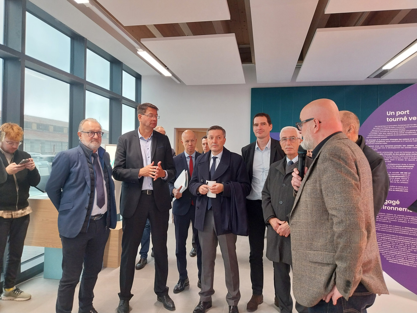Rafael Ponce, directeur d'EcosystèmeD, (à droite), s'est chargé de faire visiter l'immense bâtiment à Patrice Vergriete, président de la Communauté urbaine, et Bertrand Gaume, Préfet de Région, (au centre) à l'occasion de son inauguration.