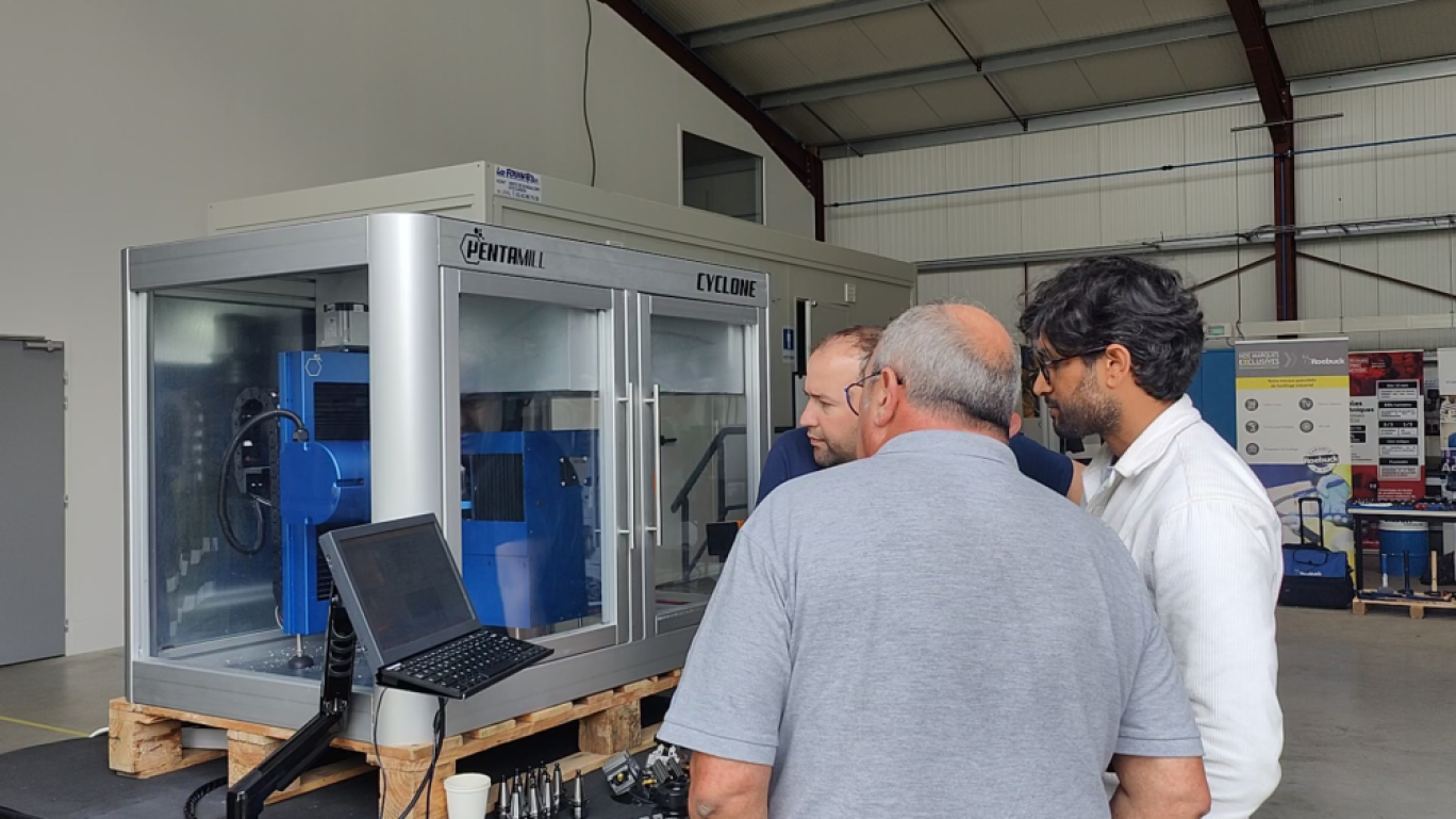 La Cyclone est une machine d’usinage cinq axes compacte de capacité professionnelle, au format « bureau » de moins d’un mètre cube. Ici lors d'une démonstration chez un grand compte de l'automobile.