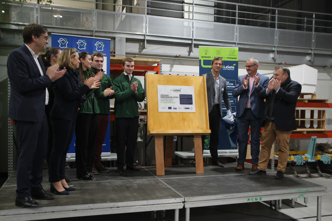 La plaque inaugurale a été dévoilée le 18 décembre, en présence de Denis Pype, conseiller régional, Benoît Biberon, conseiller départemental et Anne-Françoise Lebreton, adjointe au maire. © Aletheia Press / B.Delabre