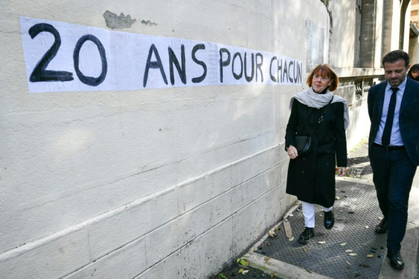 Gisèle Pelicot aux côtés de son avocat Antoine Camus à son arrivée au tribunal d'Avignon dans le sud de la France le 26 novembre 2024 © Christophe SIMON