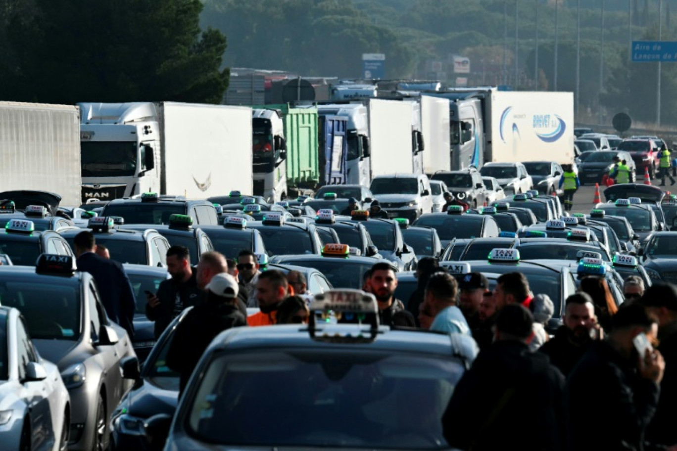 Des chauffeurs de taxi bloquent le péage de l'autoroute A7 à Lançon-de-Provence, le 2 décembre 2024 dans les Bouches-du-Rhône © Christophe SIMON