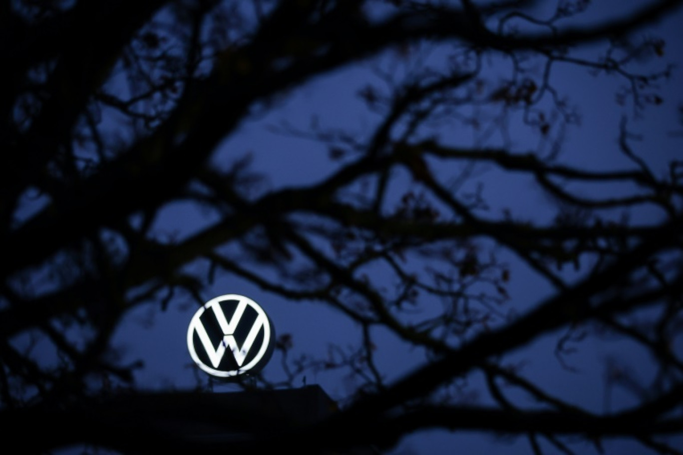 Le logo Volkswagen (VW) au siège du constructeur automobile allemand à Wolburg (centre de l'Allemagne) le 4 décembre 2024 © Ronny HARTMANN