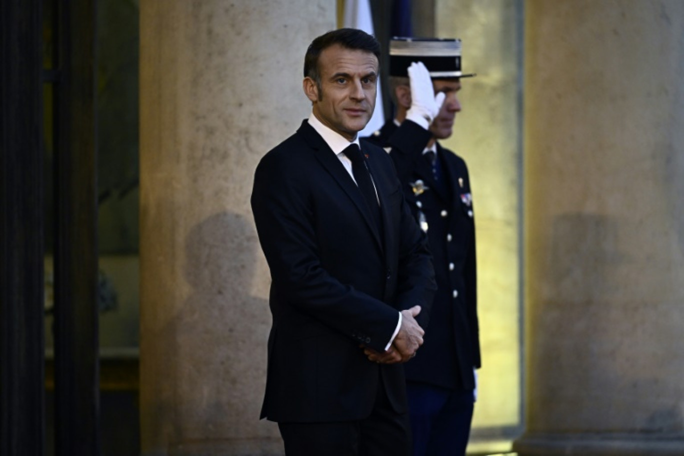 Le président Emmanuel Macron sur le perron de l'Elysée, le 7 décembre 2024 à Paris © JULIEN DE ROSA