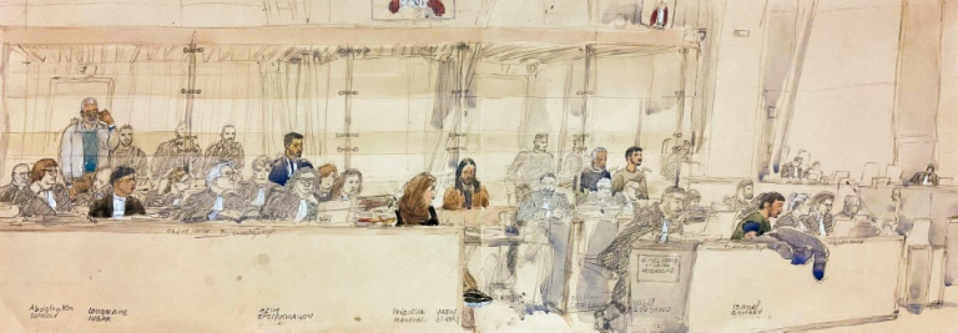 Ce croquis judiciaire publié le 4 novembre 2024 montre (de gauche à droite) les accusés Abdelhakim Sefrioui, Louqmane Ingar, Azim Epsirkhanov, Priscilla Mangel, Yusuf Cinar, Brahim Chnina, Nabil Boudaoud et Ismael Gamaev à la cour d'assises spéciale de Paris © Benoit PEYRUCQ