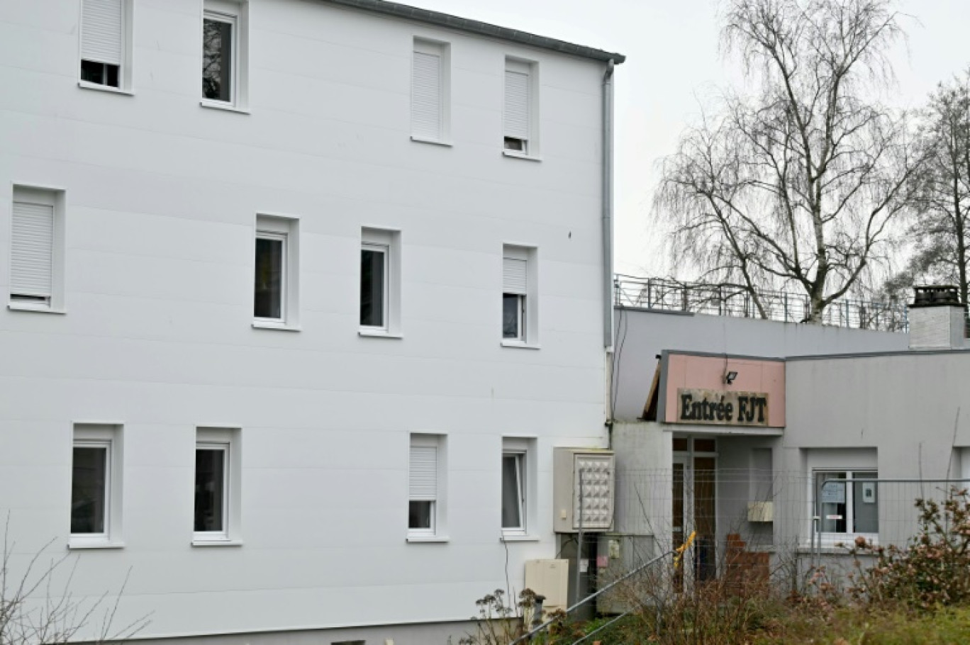 Un bâtiment du foyer de jeunes travailleurs où Morgane, une collégienne de 13 ans disparue, a été retrouvée, le 10 décembre 2024 à Coutances, dans la Manche © LOU BENOIST