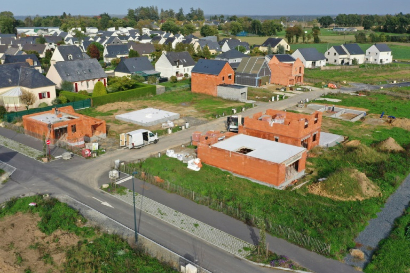 Vue aérienne sur des maisons en construction à Hédé-Bazouges, en Ille-et-Vilaine, le 29 octobre 2022 © Damien MEYER