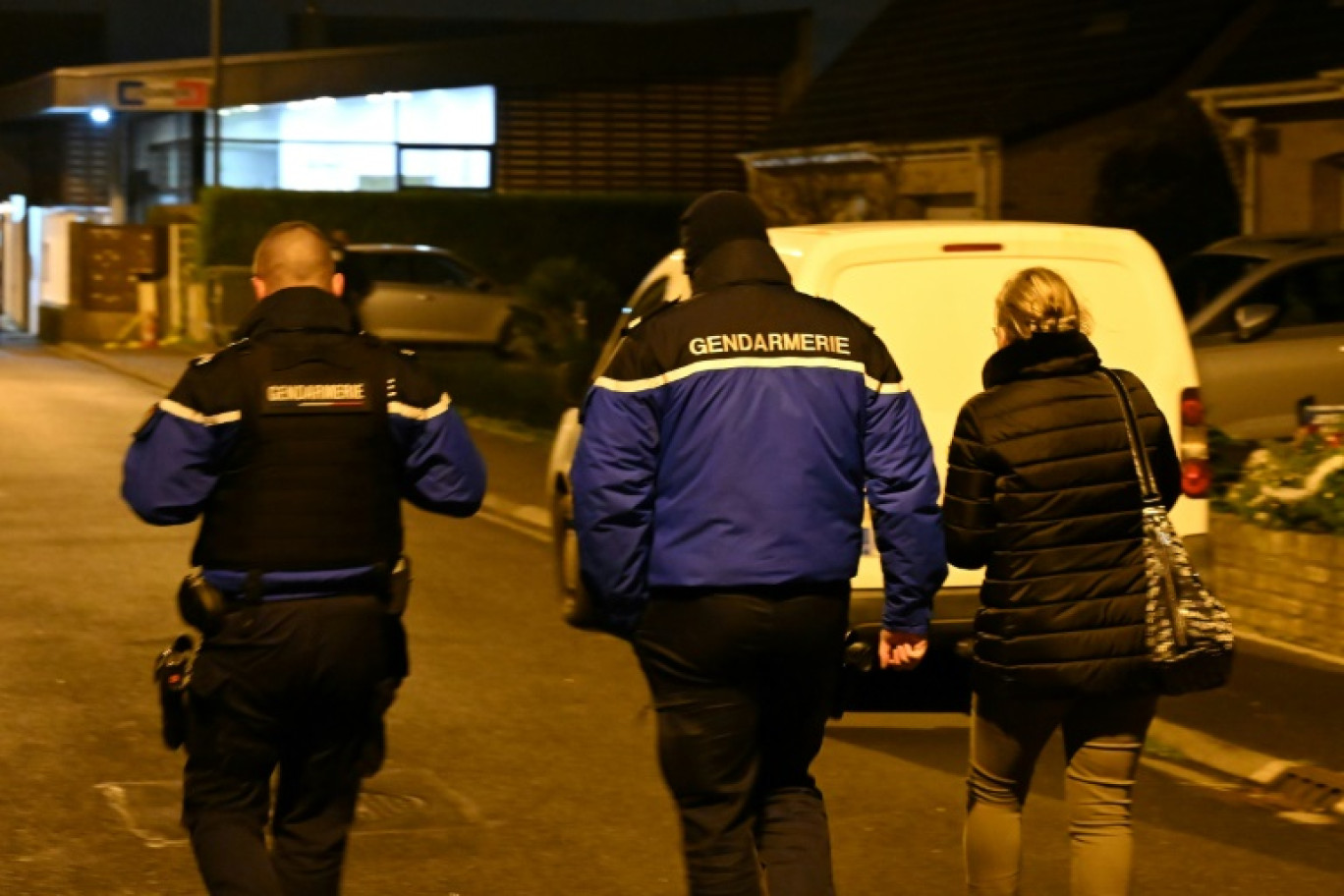 L'avocate du suspect du quintuple homicide survenu samedi dans le Nord, à droite, arrive à la gendarmerie de Ghyvelde, dans le Nord, le 14 décembre 2024 © Bernard BARRON