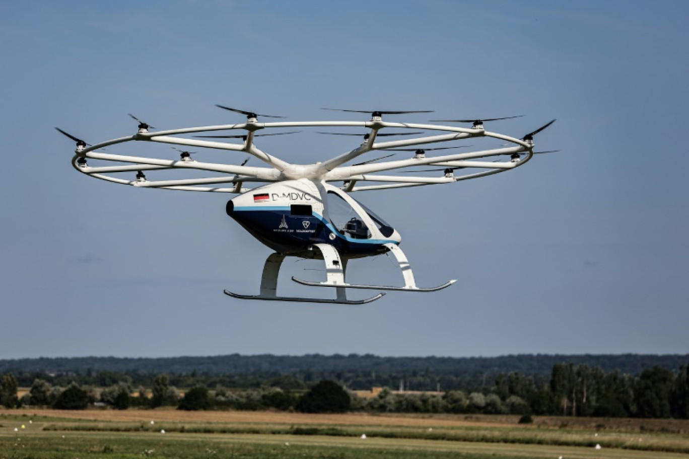 Un Volocopter lors d'un essai à l'aérodrome de Saint-Cyr-l'École dans les Yvelines le 8 août 2024 © Thibaud MORITZ