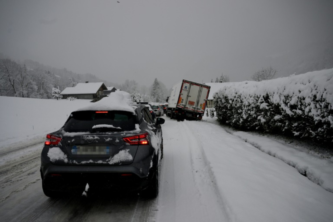 Un camion sur le bas-côté d'une route enneigée, le 23 décembre 2024 près de La Clusaz en Haute-Savoie © Olivier CHASSIGNOLE