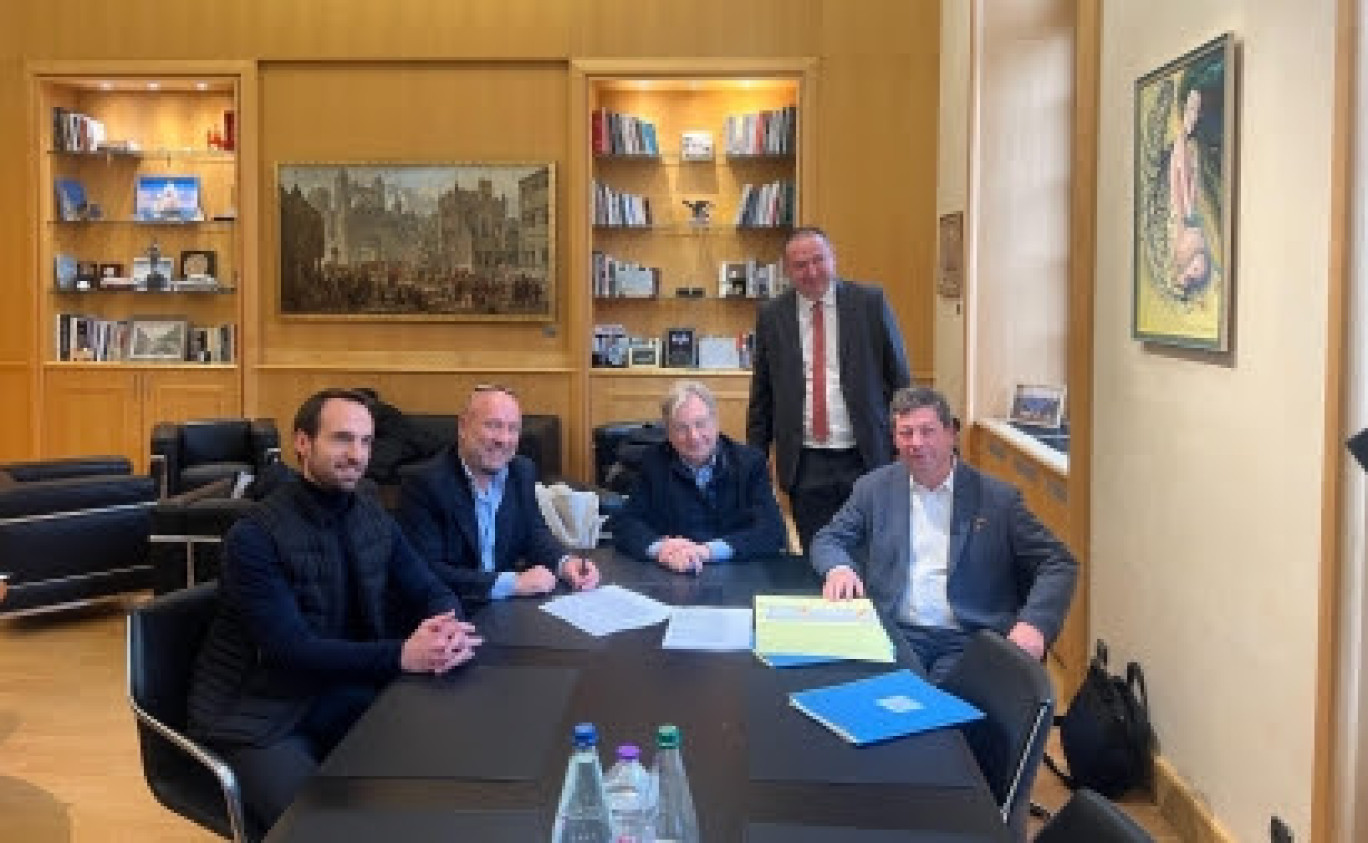 De gauche à droite : Joël Vuillaume (Demathieu Bard Immobilier), Thierry Benedic (Benedic), François Grosdidier (maire de Metz), Julien Husson (1er adjoint) , Jean Malher (notaire). © D.R.