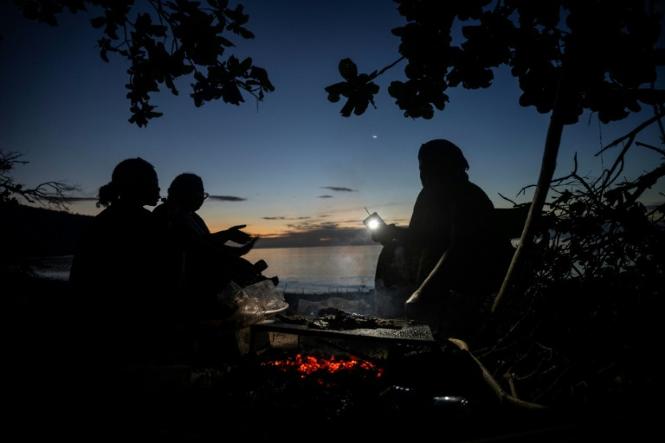 Des habitanst du sud de Mayotte fêtent la nouvelle année Sur la plage des Trois Baobabs à M'bouanatsa, le 1er janvier 2025. © JULIEN DE ROSA