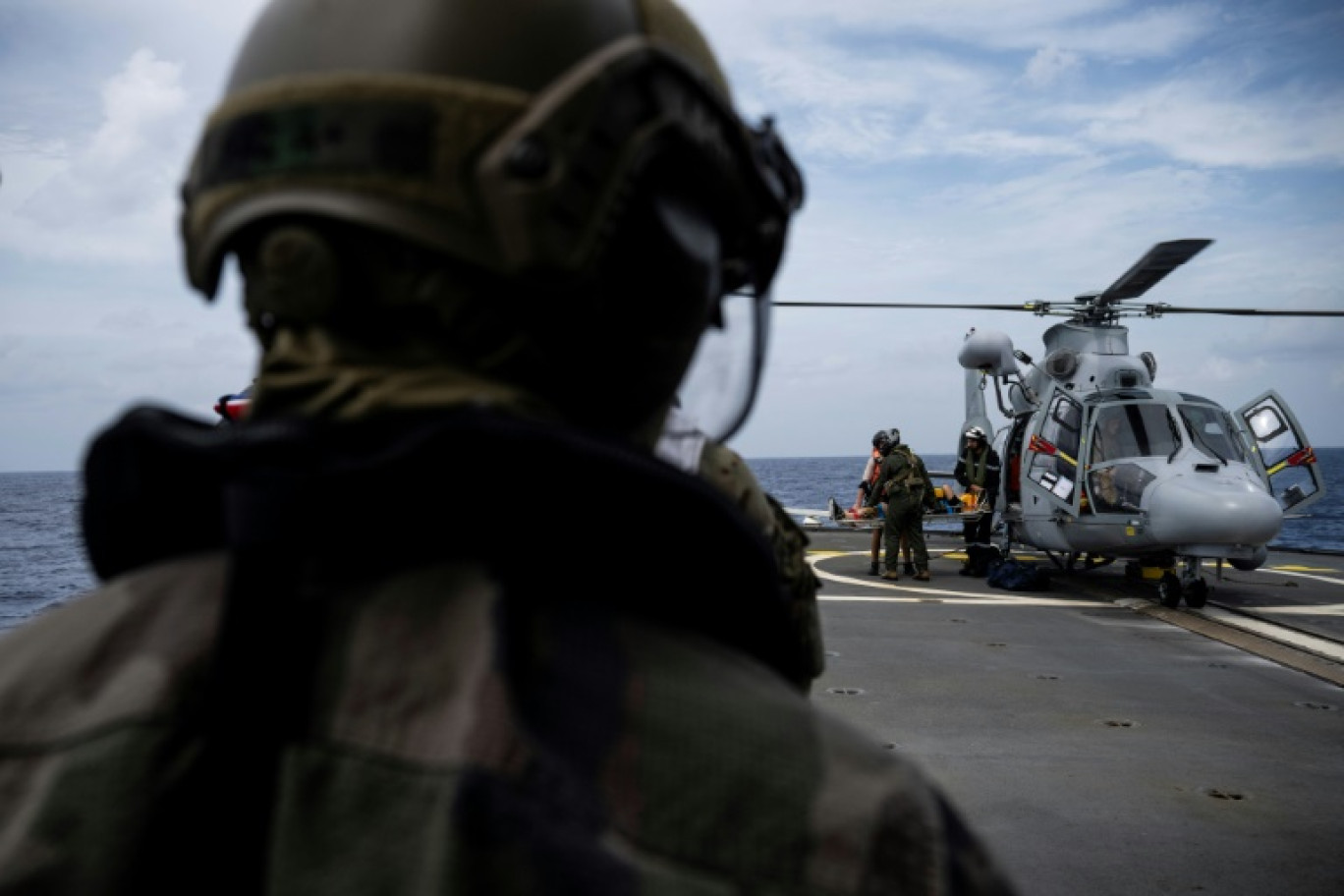 Une mission d'évacuation médicale avec l'hélicoptère embarqué Eurocopter AS565 Panther, à bord de la frégate de la Marine française Ventôse, au large de la Martinique, le 14 novembre 2024 aux Antilles © JULIEN DE ROSA