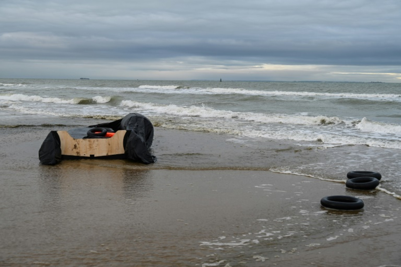 Des gilets de sauvetage, des bouées et un bateau pneumatique dégonflé sur la plage de Sangatte, près de Calais, après une tentative infructueuse de migrants de traverser illégalement la Manche pour rejoindre la Grande-Bretagne, le 4 décembre 2024 © BERNARD BARRON