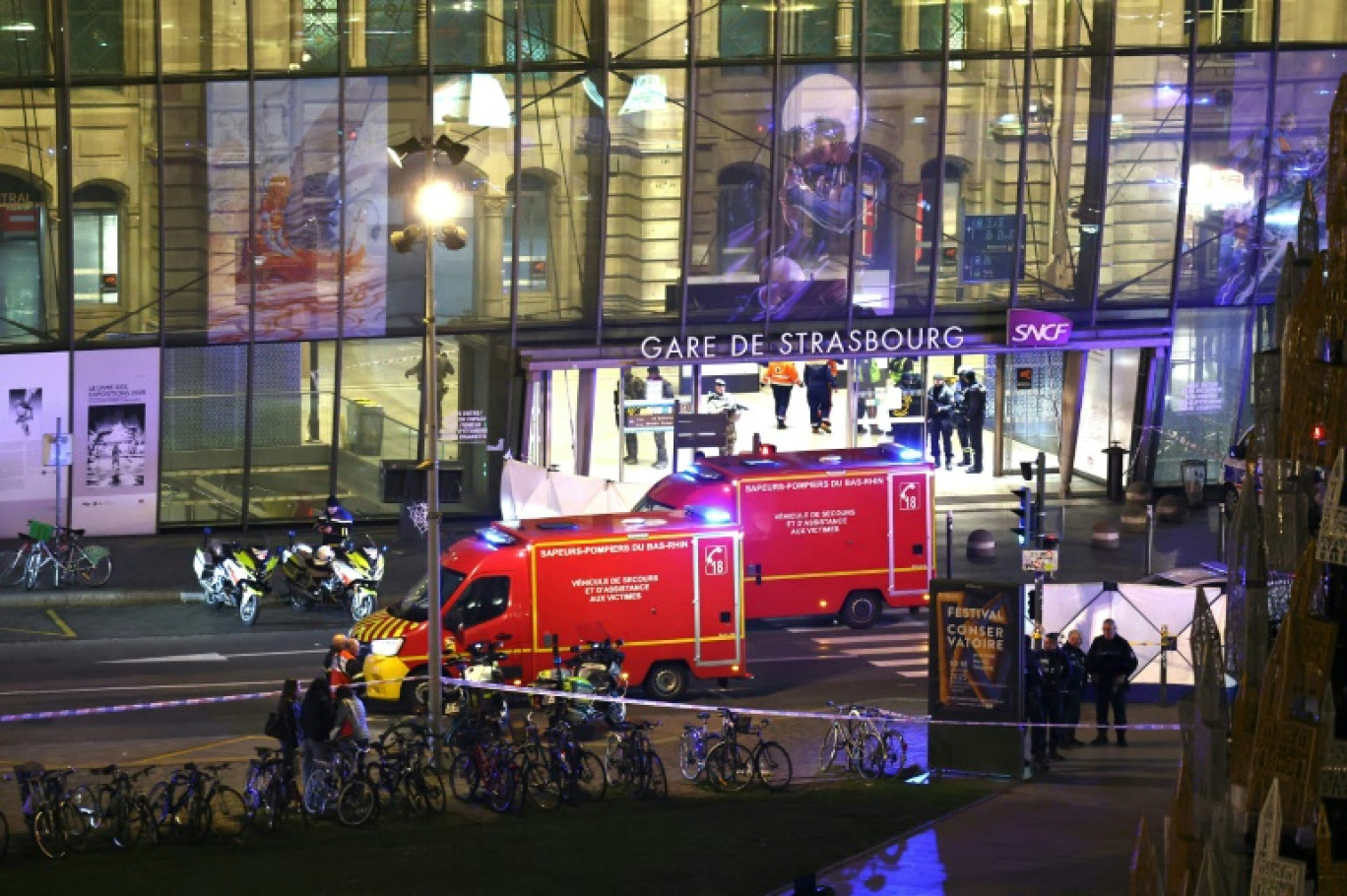 Des pompiers et des véhicules de secours devant la gare de Strasbourg après l'accident de tramway, le 11 janvier 2025 © FREDERICK FLORIN