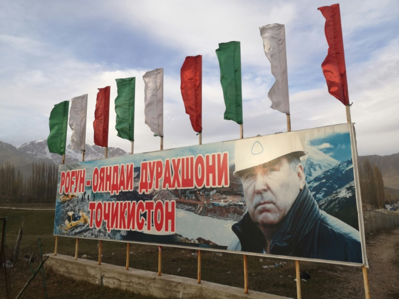 Une affiche du président tadjik Emomali Rakhmon et de la future centrale hydroélectrique avec le slogan "Rogoun est le futur lumineux du Tadjikistan", le 28 novembre 2024 à Rogoun © STRINGER
