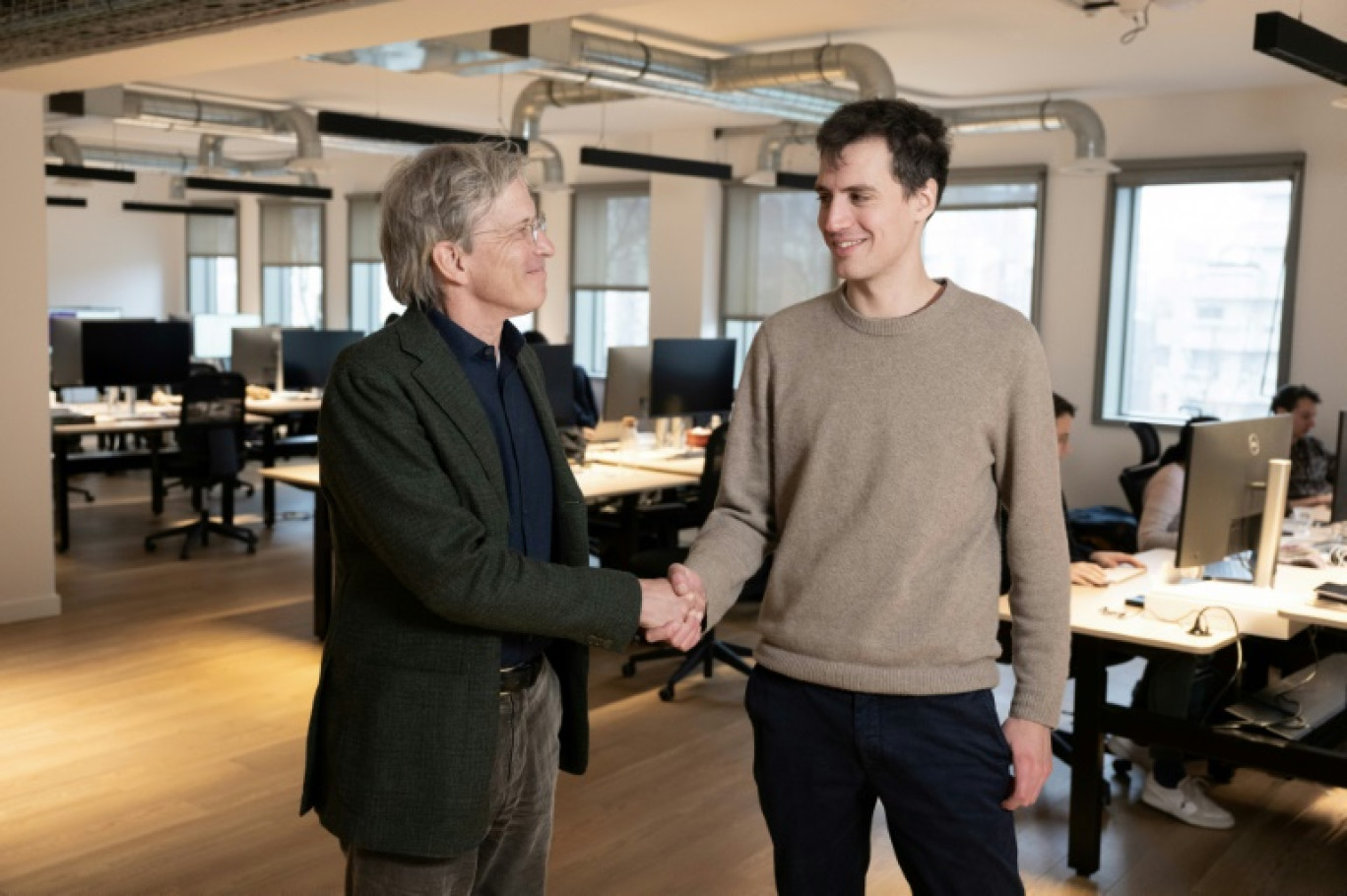 Le PDG de l'AFP Fabrice Fries (gauche) et le fondateur de Mistral Arthur Mensch au siège de la start-up à Paris le 15 janvier 2025 © BERTRAND GUAY