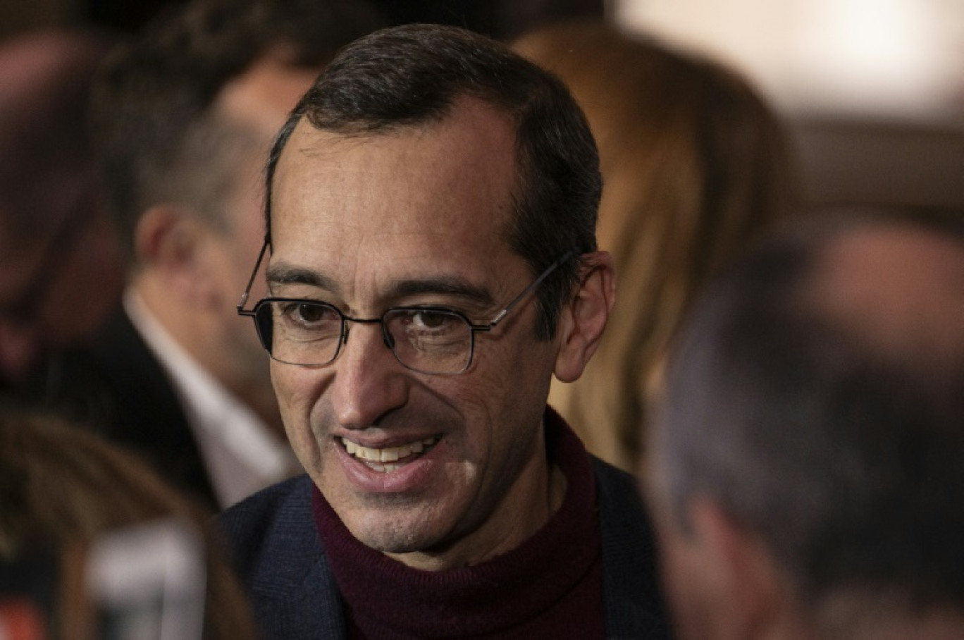 L'écologiste Yannick Jadot s'adresse à la presse après la cérémonie des vœux de la maire Anne Hidalgo à l'Hôtel de Ville de Paris, le 15 janvier 2025 © Martin LELIEVRE