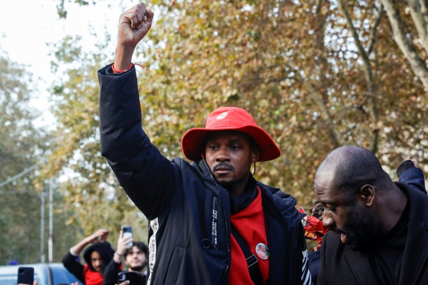 Rodrigue Petitot (c), président du Rassemblement pour la protection des peuples et des ressources afro-caribéens (RPPRAC), lors d'un rassemblement contre la vie chère, le 19 octobre 2024 à Fort-de-France, en Martinique © Philippe LOPEZ