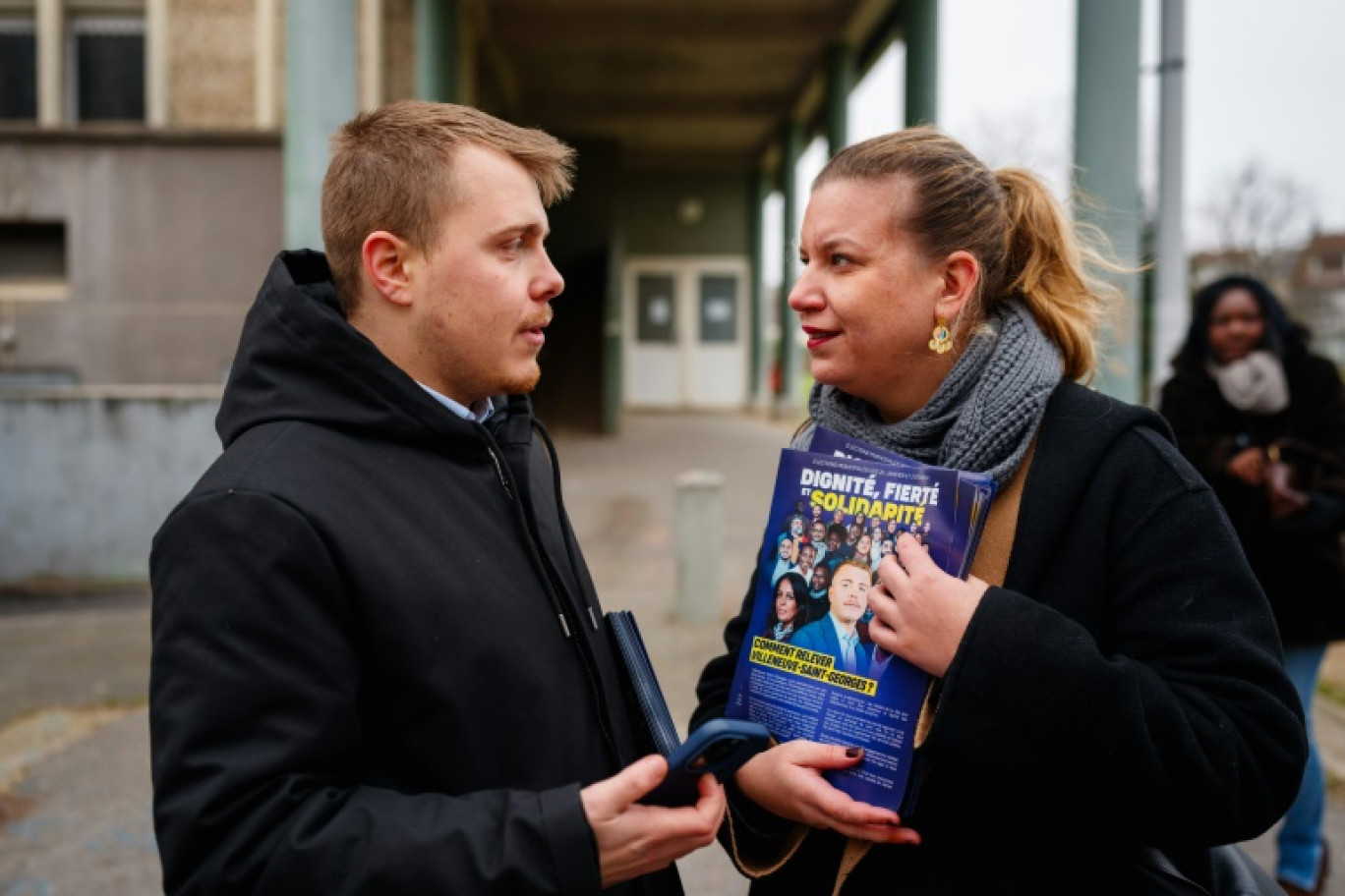 Le député insoumis Louis Boyard en campagne dans le cadre de la municipale anticipée de Villeneuve-Saint-Georges le 18 janvier 2025. © Dimitar DILKOFF