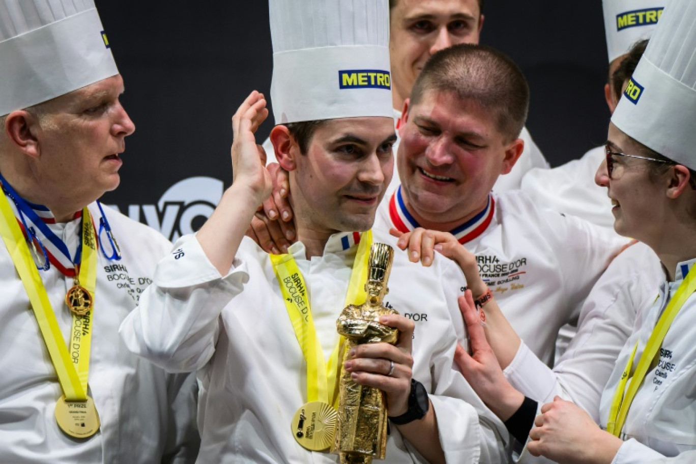 Le chef français Paul Marcon (c) remporte le Bocuse d'Or 2025 à Chassieu, près de Lyon, le 27 janvier 2025 © JEFF PACHOUD