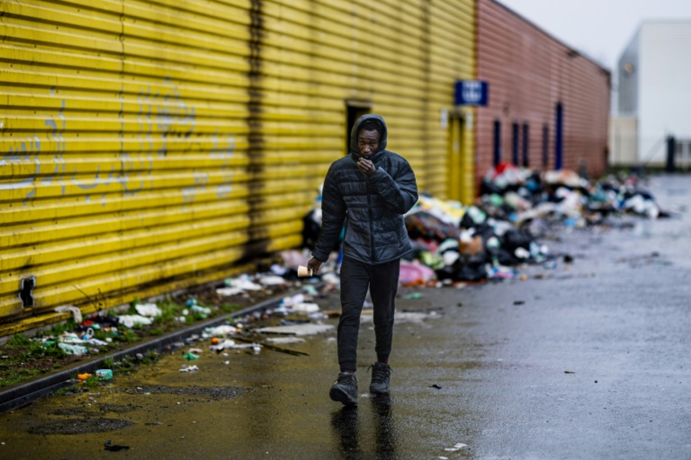 Un soudanais devant un entrepôt abandonné, où des migrants s'abritent pendant les mois d'hiver, à Marck, près de Calais, dans le Pas-de-Calais, le 24 janvier 2025 © Sameer Al-DOUMY