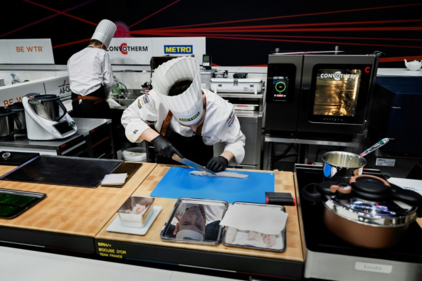 Le chef finlandais Ismo Sipelainen au concours du Bocuse d'Or 2025 au Salon international de la restauration, de l'hôtellerie et de l'alimentation (Sirha) à Chassieu, près de Lyon, le 27 janvier 2025 © JEFF PACHOUD