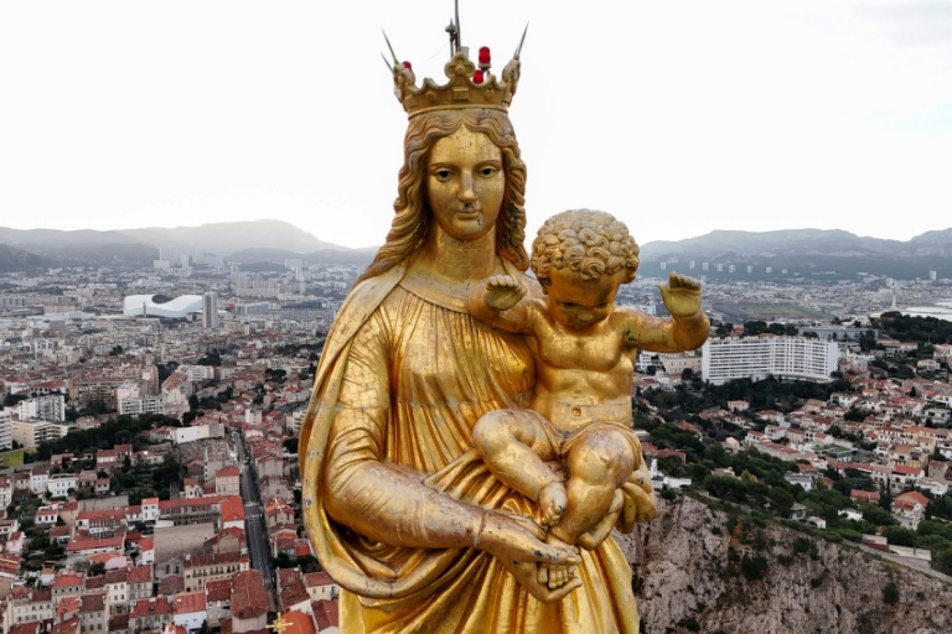 La "Bonne-Mère", statue de la vierge à l'enfant, au sommet de la basilique Notre-Dame de la Garde à Marseille, le 23 janvier 2025 © Viken KANTARCI