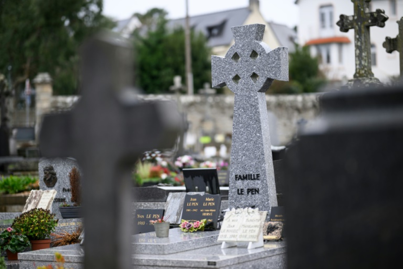Le caveau de la famille Le Pen au cimetière de La Trinité-sur-Mer, le 7 janvier 2025 © Loic VENANCE